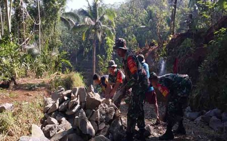 Wujudkan Kemanunggalan Tni Dengan Rakyat Babinsa Koramil 15/Rakit Melaksanakan Gotong Royong Membuat Pelebaran Jalan