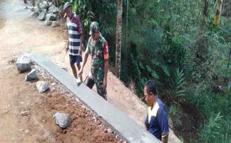 Babinsa Koramil 15 Rakit dan warga Bahu Membahu Bersatu Membangun Desa