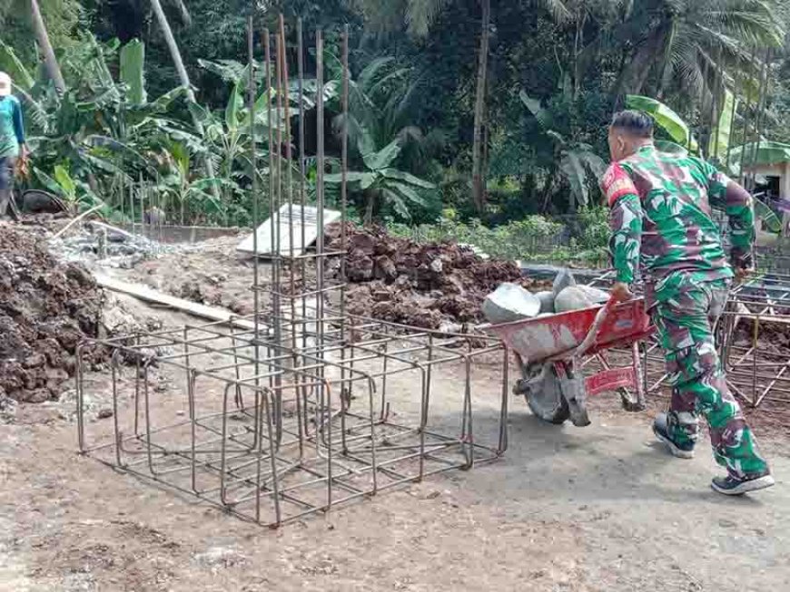 Prajurit TNI AD Sertu Pujianto Membantu Pengecoran di Rumah Warga Dusun Depok