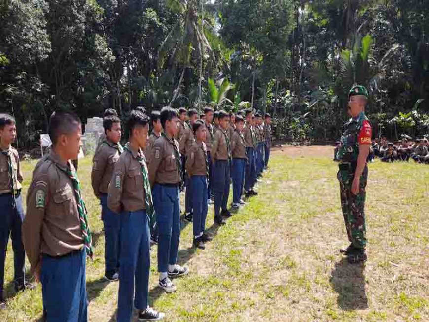 Babinsa  Memberikan Latihan Dasar Kepemimpinan Kepada Siswa-Siswi  SMP Muhammadiyah