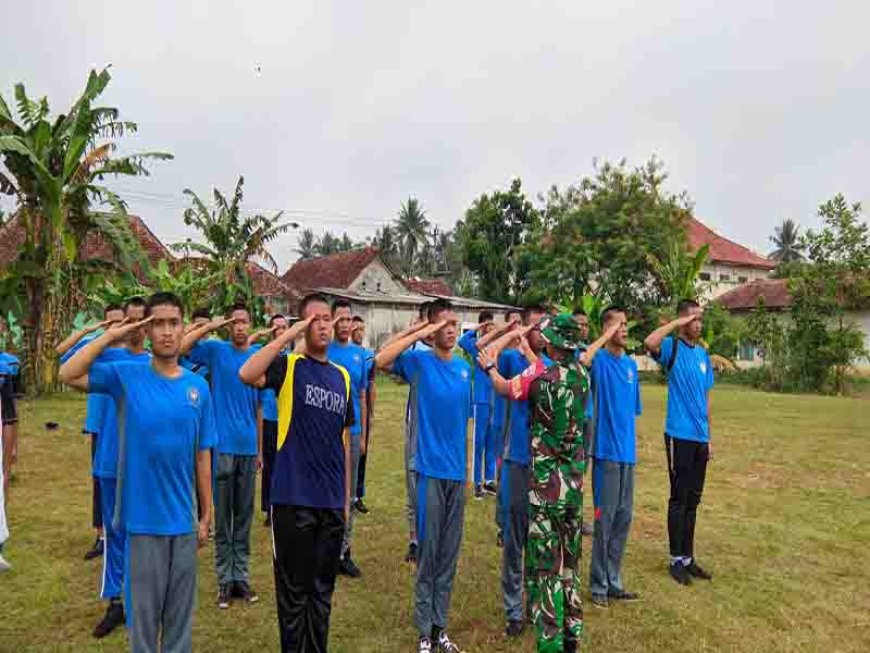 Babinsa Koramil 15 Rakit latih Paskibra Tingkat Kecamatan