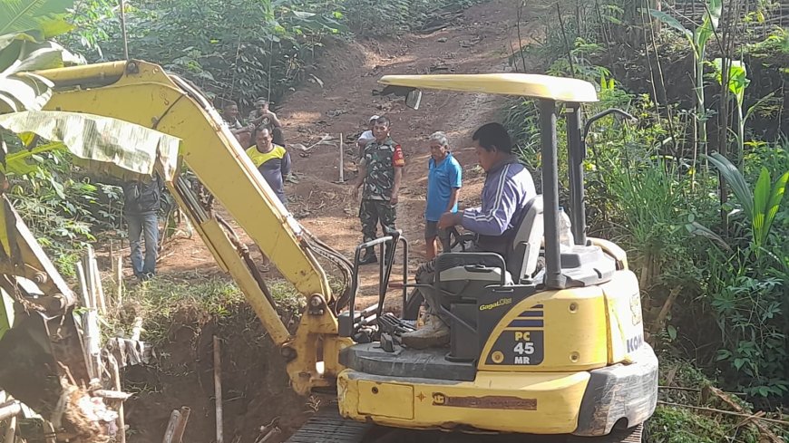 Babinsa Koramil Rakit melaksanakan Karya Bakti Pelebaran jalan