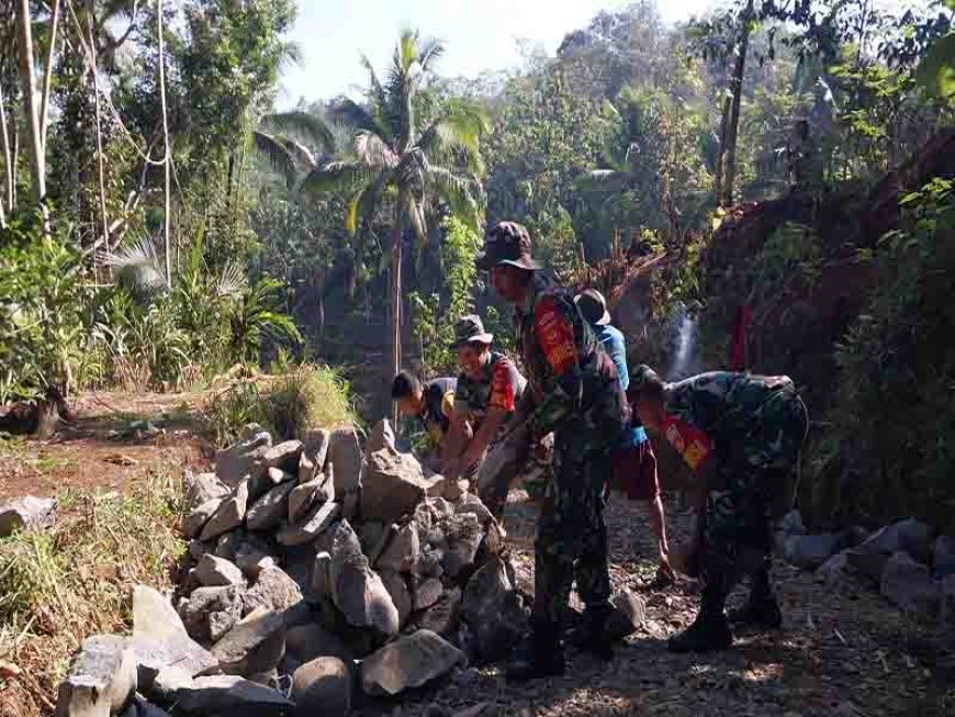 Wujudkan Kemanunggalan Tni Dengan Rakyat Babinsa Koramil 15/Rakit Melaksanakan Gotong Royong Membuat Pelebaran Jalan
