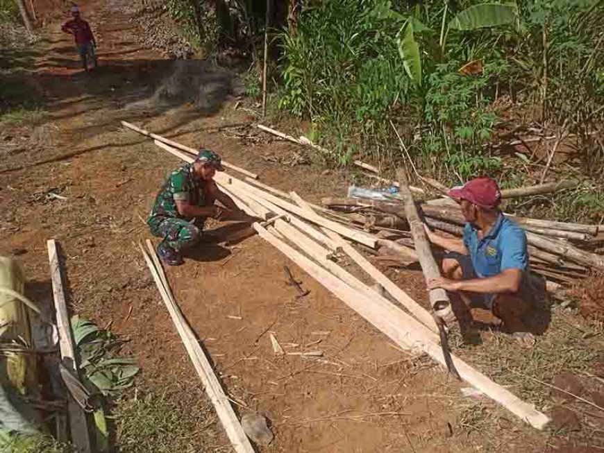 Babinsa dan warga Bahu Membahu Bersatu Membangun Desa