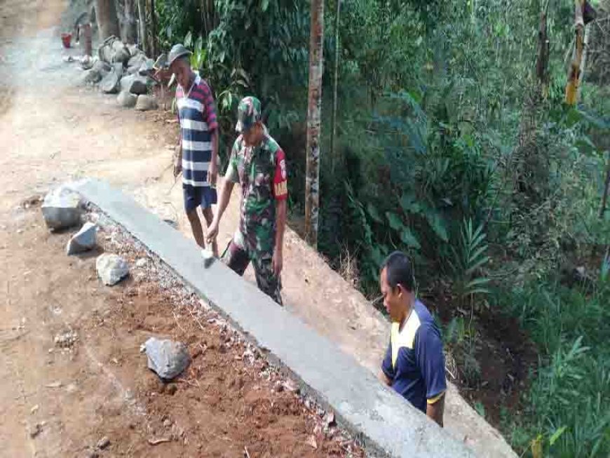 Babinsa Koramil 15 Rakit dan warga Bahu Membahu Bersatu Membangun Desa