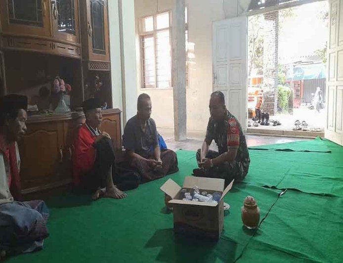 Jalin Silaturahmi, Babinsa Koramil Rakit Melaksanakan Komsos Kerumah Warga