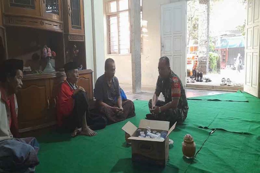 Jalin Silaturahmi, Babinsa Koramil Rakit Melaksanakan Komsos Kerumah Warga