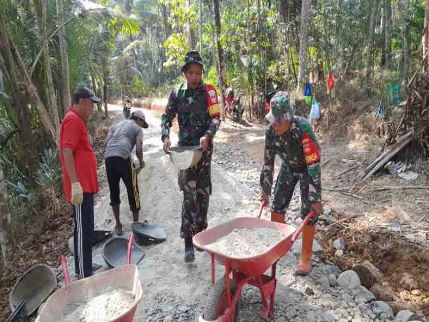 Koramil15 Rakit Bersama Warga Laksanakan Gotong Royong membangun Desa