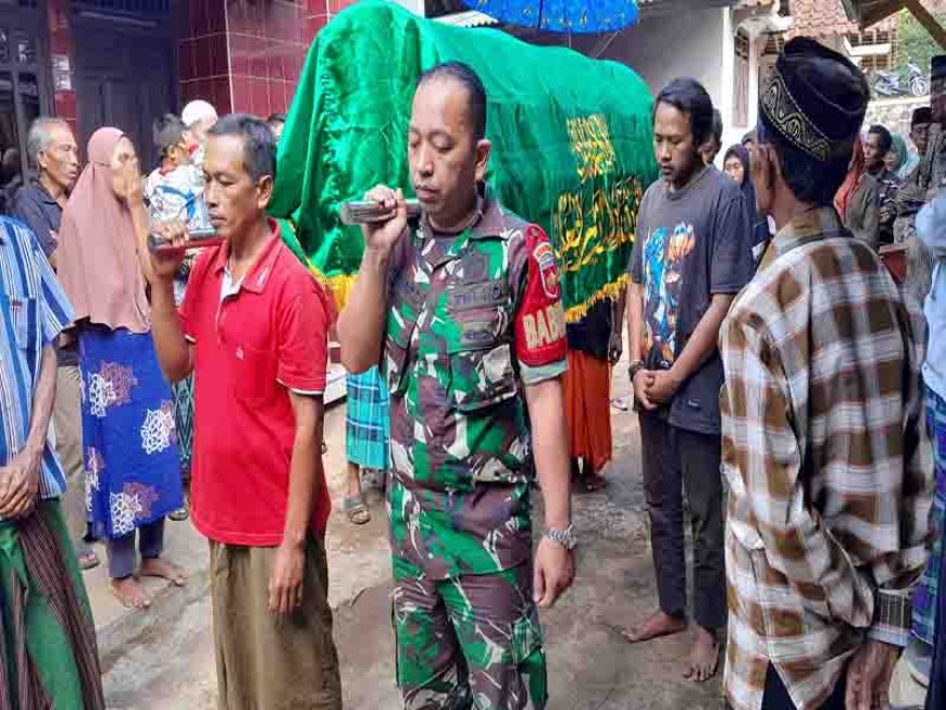BABINSA KORAMIL 15/RAKIT IKUT TAZIAH DAN MEMIKUL JENAZAH KE KUBURAN