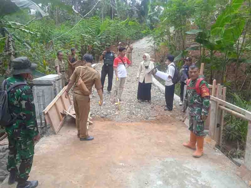 Danramil Bersama Babinsa Mendampingi TIM Monev