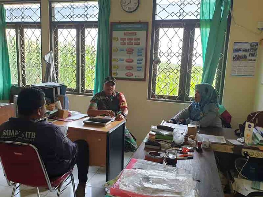 Babinsa melaksanakan  Komsos Bersama perangkat Desa dan toda Desa Badamita Kecamatan Rakit