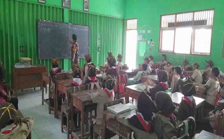 menciptakan Generasi yang tangguh dan mencintai Tanah Air Babinsa mengajar Tentang arti Pramuka di  Sekolah SD
