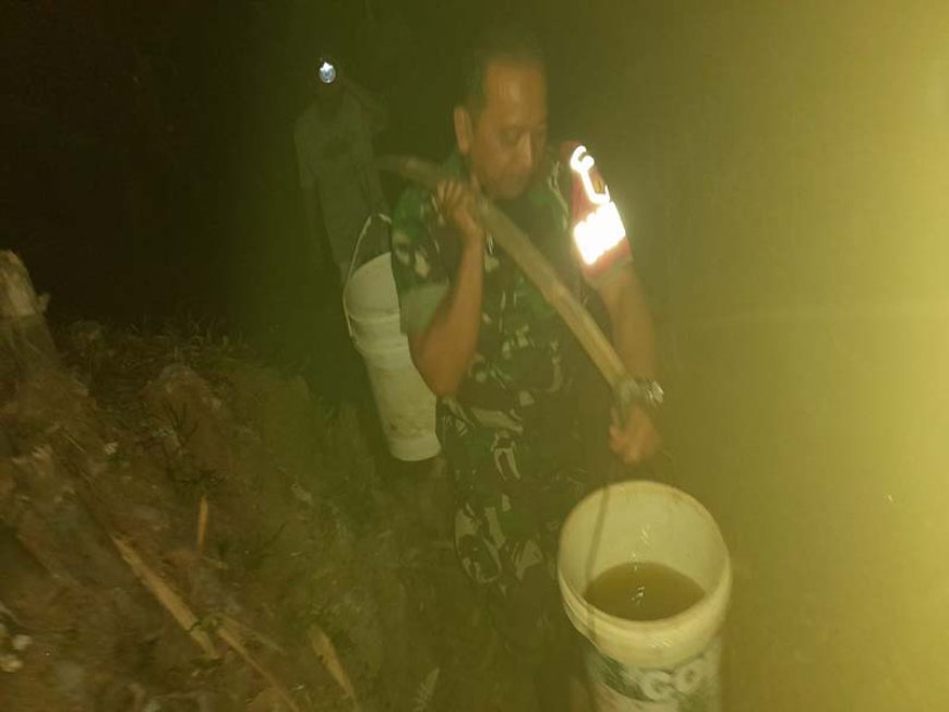 Babinsa Koramil 15/Rakit Bantu Warga memadamkan  kebakaran di kebun Bambu