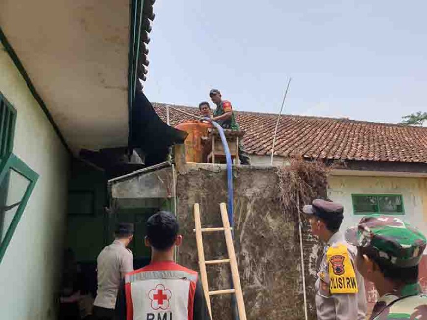 Babinsa15/Rakit Bersama BPBD ,PMI Banjarnegara Dropping Air Bersih KE MASYARAKAT