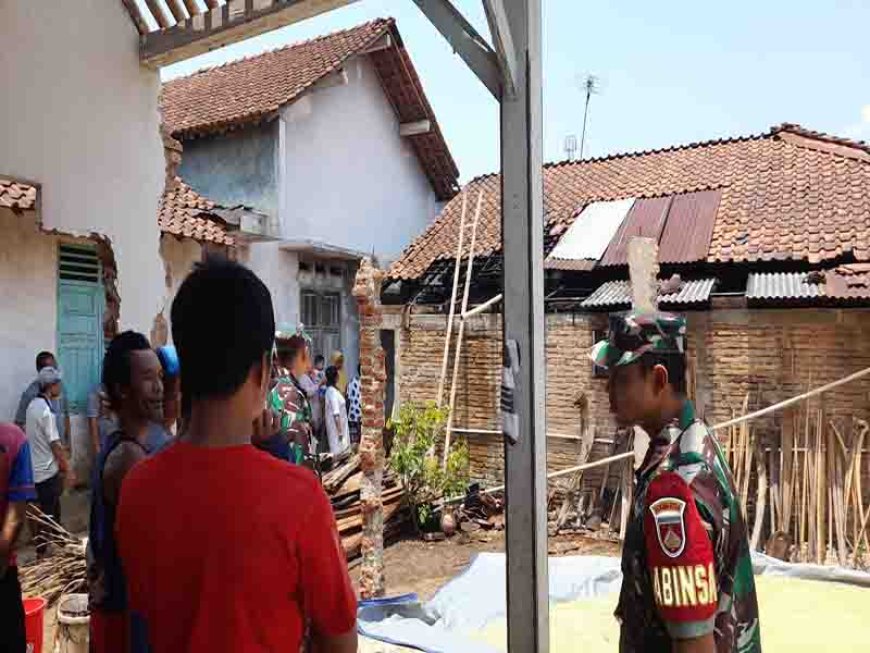 Babinsa Bantu memadamkan kebakaran dan Bersihkan Puing Pasca Kebakaran