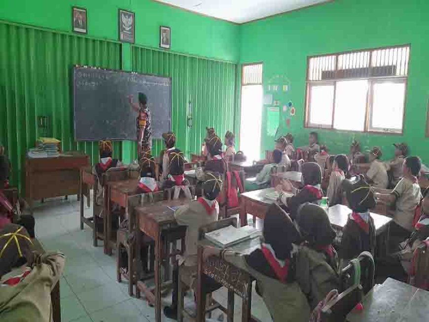 menciptakan Generasi yang tangguh dan mencintai Tanah Air Babinsa mengajar Tentang arti Pramuka di  Sekolah SD