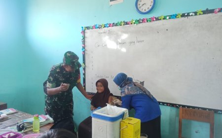 Babinsa Koramil 15 Rakit Dampingi BIAS di Sekolahan MI Cokro 