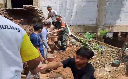 Babinsa Koramil 15/Rakit Ikut Membatuu Pembuatan Pondasi penahan tanah Miring di PONPES Darul Fallah 