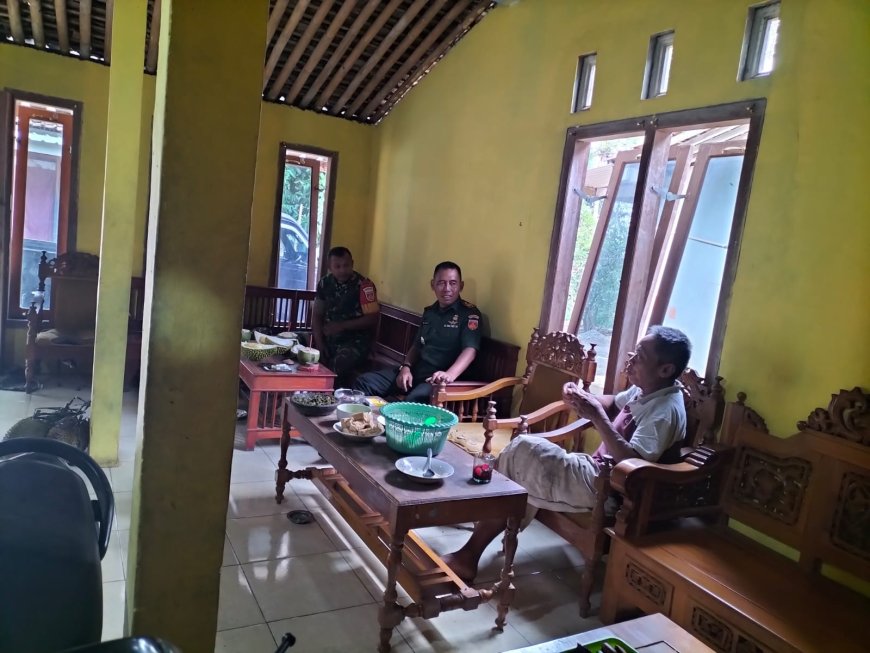 Jalin Silaturahmi Yang Baik, Danramil dan Babinda melaksanakan  Komsos Dengan Tokoh Masyarakat Desa Binaan 