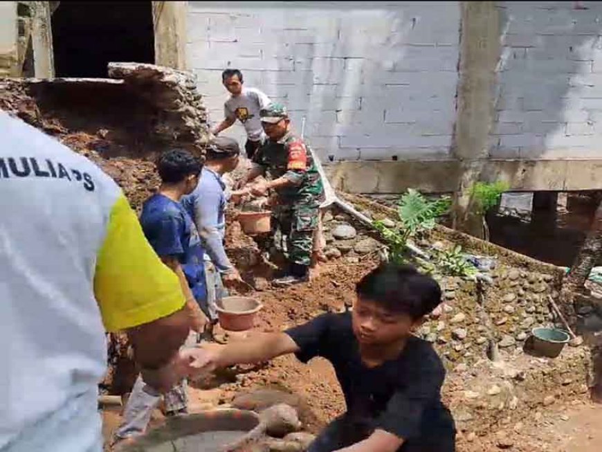 Babinsa Koramil 15/Rakit Ikut Membatuu Pembuatan Pondasi penahan tanah Miring di PONPES Darul Fallah 
