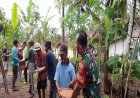 Dengan Semangat dan Kepedulian Babinsa Bantu Warga Laksanakan Karya Bakti menaikan Atap Genteng