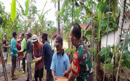 Dengan Semangat dan Kepedulian Babinsa Bantu Warga Laksanakan Karya Bakti menaikan Atap Genteng