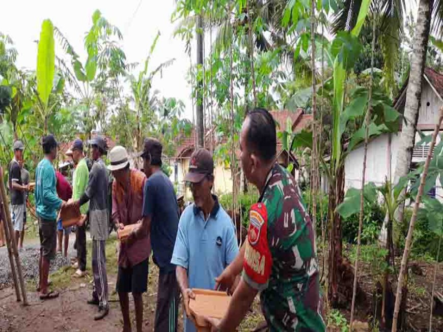 Dengan Semangat dan Kepedulian Babinsa Bantu Warga Laksanakan Karya Bakti menaikan Atap Genteng