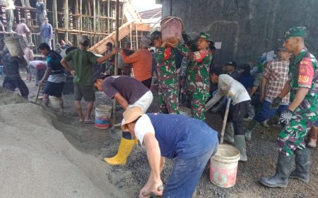 Kemanunggalan Babinsa Koramil 13/Banjarmangu Bersama Warga Gotong Royong Pengecoran Gedung TPQ