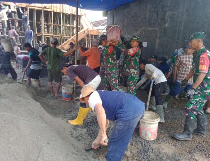 Kemanunggalan Babinsa Koramil 13/Banjarmangu Bersama Warga Gotong Royong Pengecoran Gedung TPQ