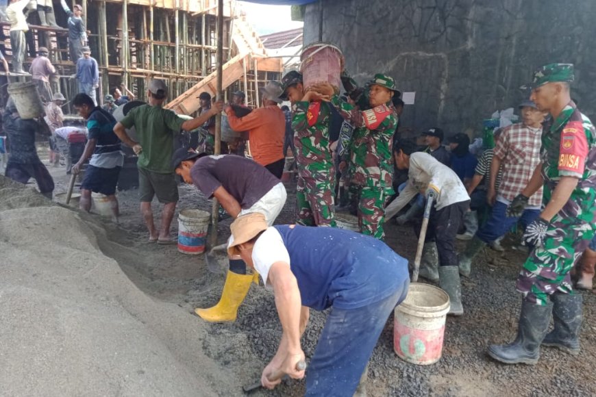 Kemanunggalan Babinsa Koramil 13/Banjarmangu Bersama Warga Gotong Royong Pengecoran Gedung TPQ