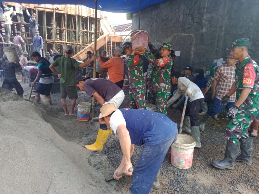 Kemanunggalan Babinsa Koramil 13/Banjarmangu Bersama Warga Gotong Royong Pengecoran Gedung TPQ