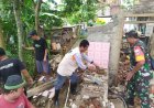 Sebagai Aplikasi Prajurit Teritorial, Babinsa Koramil 15/Rakit Membantu membersihakan Puing puing Rumah Warga