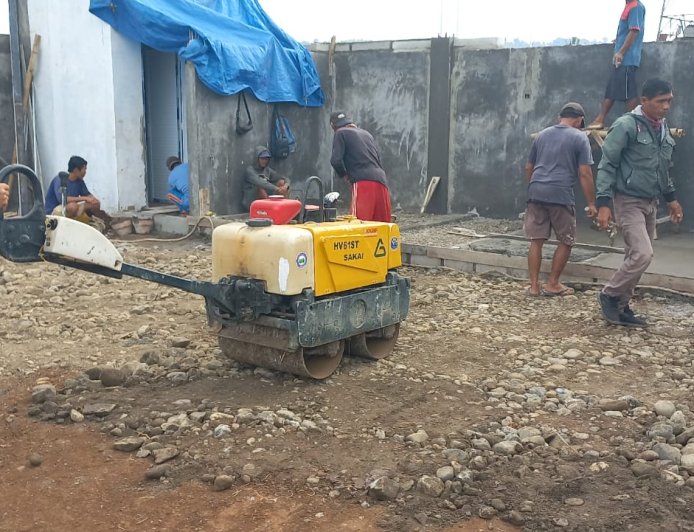 Babinsa Koramil 15 Rakit Awasi Pembangunan KDKMP di Desa Adipasir