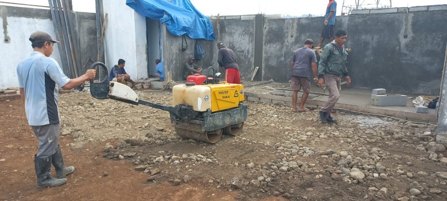 Babinsa Koramil 15 Rakit Awasi Pembangunan KDKMP di Desa Adipasir